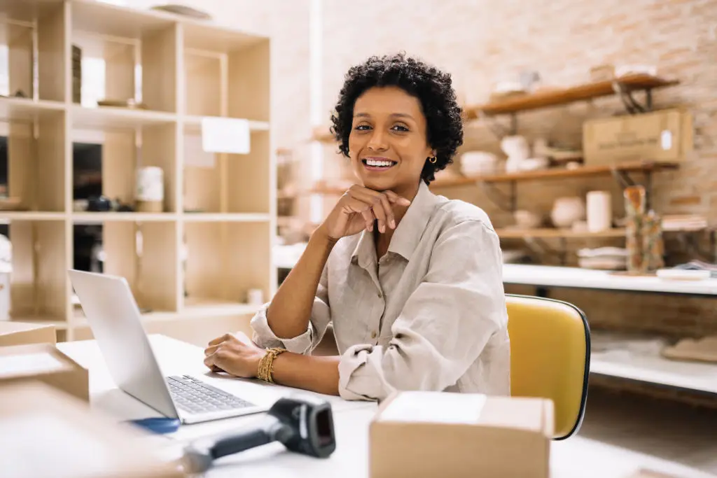 mulher empreendedora trabalhando